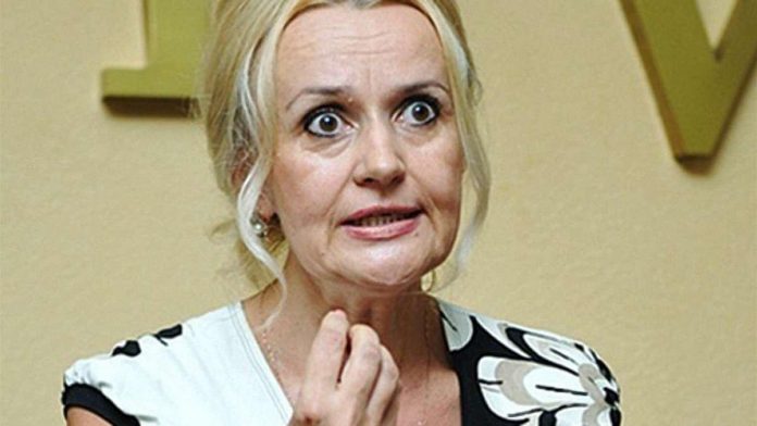 Учит выдуманному языку - 90 фото