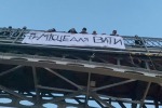 Радикалы вывесили в центре Киева висельные петли «для ваты»