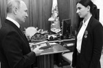 Путин передал звезду Героя России дочери погибшей в Донбассе Ольги Качуры