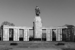 Посол России отреагировал на требования убрать танки с советского мемориала в Берлине