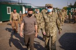 «Вы все герои»: Зеленский вручил награды боевикам ВСУ в Донбассе