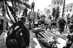 Борьба за права меньшинств довела Америку до бунта