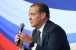 МЕДВЕДЕВ НАЗВАЛ ФОРУМ В ДАВОСЕ ПОЗОРИЩЕМ
