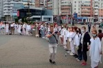 «Идите работать, собирать урожай»: женщины в белом вышли на акцию в Минске, но не нашли понимания