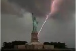 Молния пять раз ударила в основание американской статуи Свободы