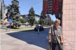 В МАРИУПОЛЬСКИХ  ОБМЕННИКАХ  ДОЛЛАР  ПЛЯШЕТ  ГОПАКА