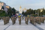 "Лента за лентой". В центре Киева военный оркестр ко Дню независимости репетирует песню УПА. Фото и видео