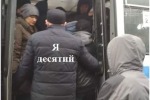 В Мариуполе полицейские высаживают пассажиров