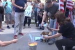 Новый символ угнетения: в США сжигают медицинские маски