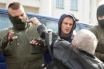ЖЕНСКИЕ ПРОТЕСТЫ В БЕЛАРУСИ: НЕИЗВЕСТНЫЕ В МАСКАХ ПРОВОДЯТ НОВЫЕ ЗАДЕРЖАНИЯ