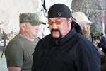 СТИВЕН СИГАЛ ПРИЕХАЛ В ДОНБАСС И ПОСЕТИЛ РАЗВАЛИНЫ ИЗОЛЯТОРА В ЕЛЕНОВКЕ